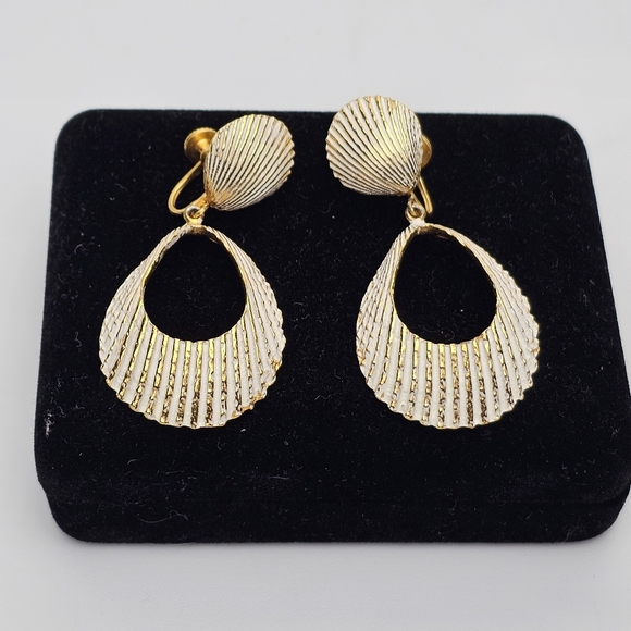 Vintage Screwback Gold Tone White Paint Stacked Sea Shell Drop Earrings - Picture 10 of 12